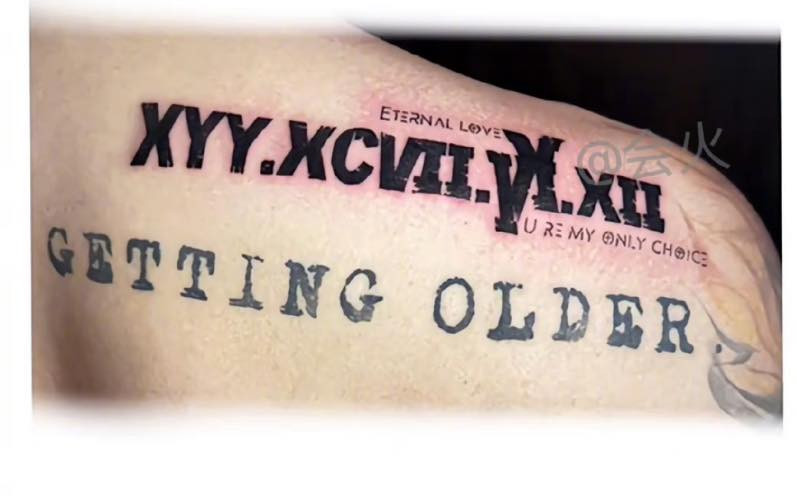 Hình xăm trên người Hoàng Tử Thao được anh che lại bằng cao dán khi ghi hình. Hình xăm trên người Hoàng Tử Thao được anh che lại bằng cao dán khi ghi hình.