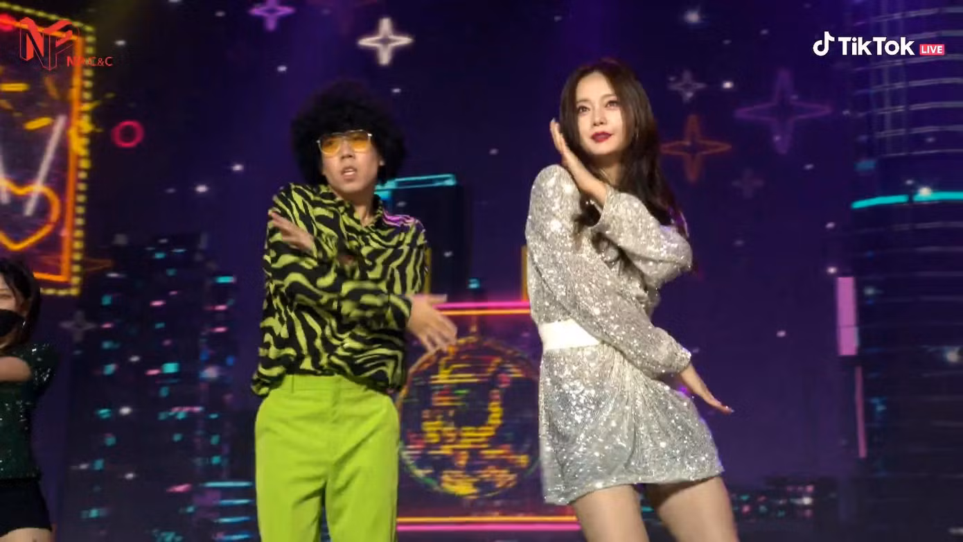 Phần trình diễn When We Disco của Yang Se Chan và Jeon So Min cũng khiến người hâm mộ phải “cười bò” bởi sự hài hước.