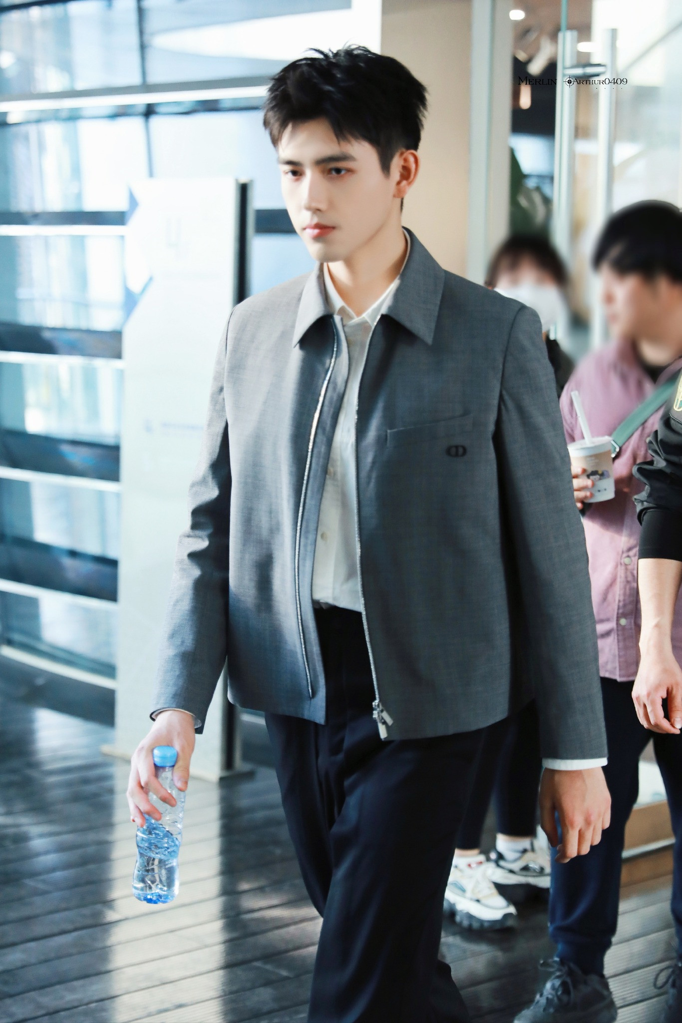 Không có nhiều khác biệt về ngoại hình của Trần Phi Vũ so với trước khi lùm xùm nổ ra. Một số cư dân mạng nhận xét nam diễn viên dường như đã gầy đi, nhưng vẫn điển trai. Không có nhiều khác biệt về ngoại hình của Trần Phi Vũ so với trước khi lùm xùm nổ ra. Một số cư dân mạng nhận xét nam diễn viên dường như đã gầy đi, nhưng vẫn điển trai.