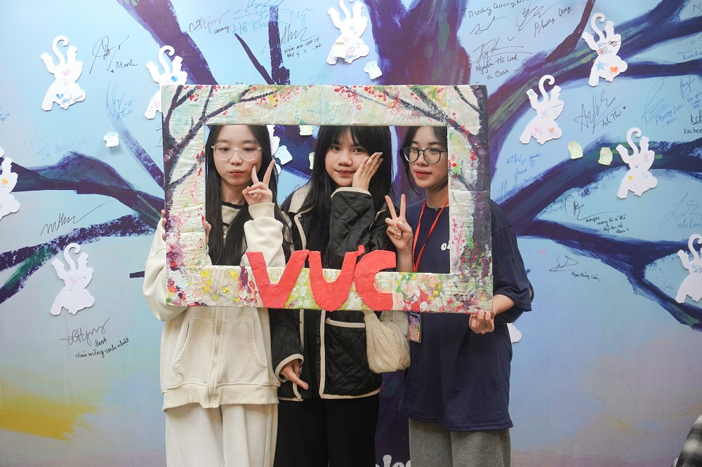 Người tham gia thích thú khi tham gia check-in tại “VỰC”. Người tham gia thích thú khi tham gia check-in tại “VỰC”.