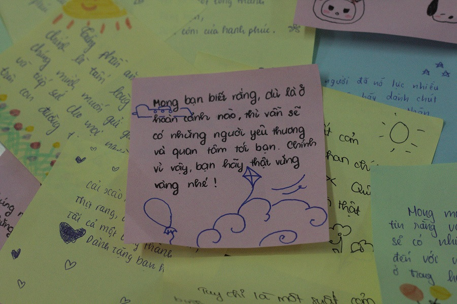 Teen còn nắn nót để lại những mảnh giấy note chứa đầy những lời yêu thương. Teen còn nắn nót để lại những mảnh giấy note chứa đầy những lời yêu thương.