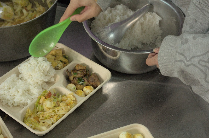 Tấm lòng, sự chân thành, tận tâm của teen được gửi vào từng suất cơm. Tấm lòng, sự chân thành, tận tâm của teen được gửi vào từng suất cơm.