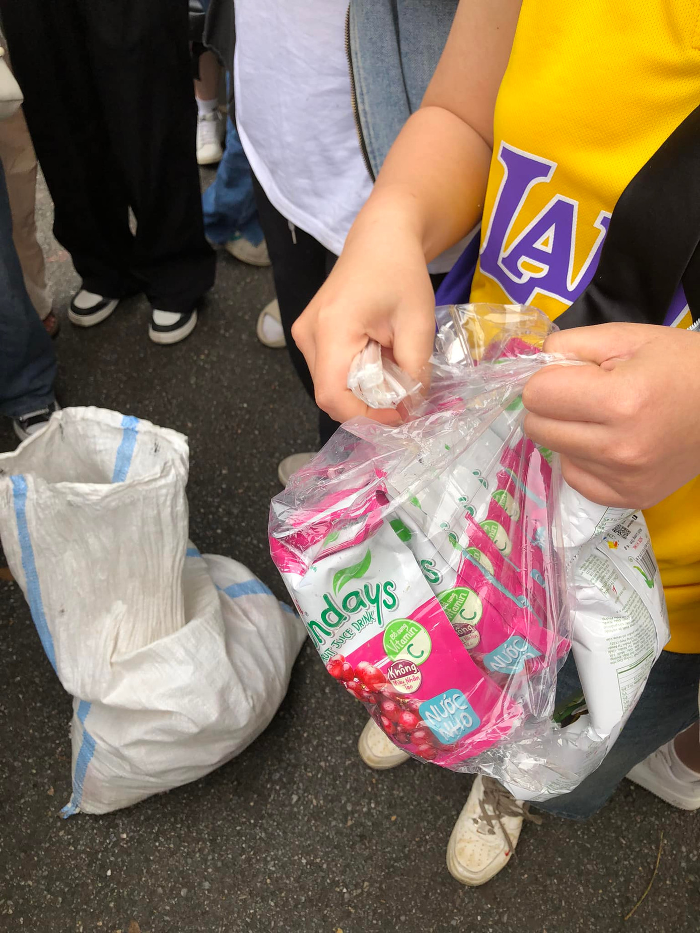 Đã đi "team building" thì sao có thể thiếu đồ ăn, nước uống! - Ảnh: Thanh Phạm Đã đi "team building" thì sao có thể thiếu đồ ăn, nước uống! - Ảnh: Thanh Phạm