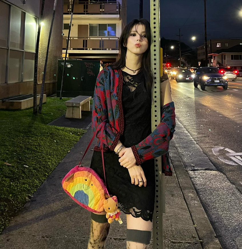 Han So Hee chia sẻ một vài bức ảnh dạo chơi tại Hawaii vào sáng 15/3, sát thời điểm tin hẹn hò rầm rộ khắp truyền thông. Han So Hee chia sẻ một vài bức ảnh dạo chơi tại Hawaii vào sáng 15/3, sát thời điểm tin hẹn hò rầm rộ khắp truyền thông.