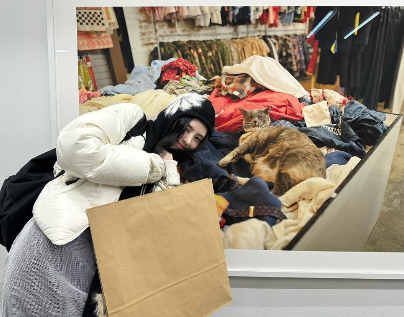 Han So Hee tới triển lãm của Ryu Jun Yeol.