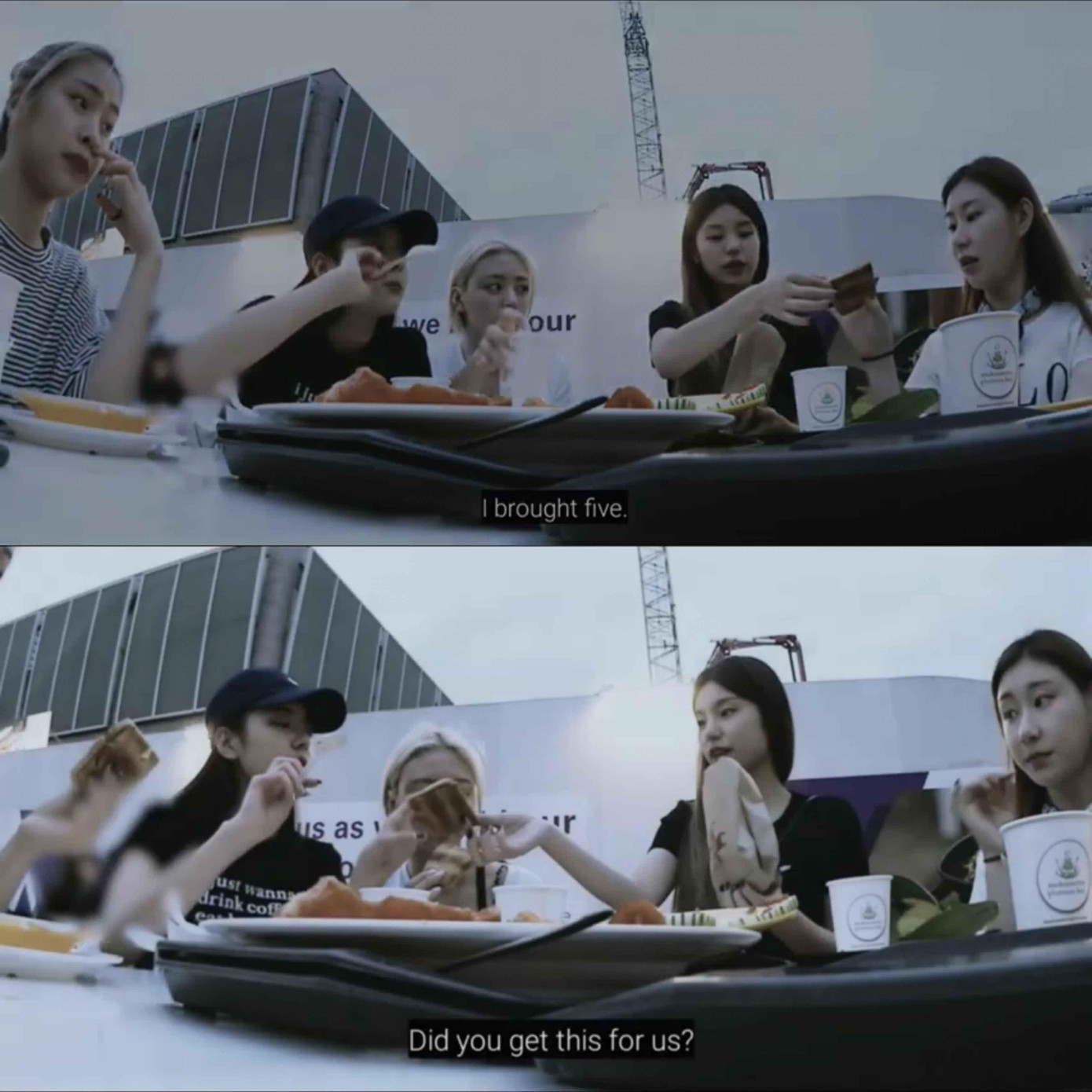 Là một chị cả, Yeji luôn mua và chia phần thức ăn cho các em trước, sau đó mới đến phần của cô. Là một chị cả, Yeji luôn mua và chia phần thức ăn cho các em trước, sau đó mới đến phần của cô.