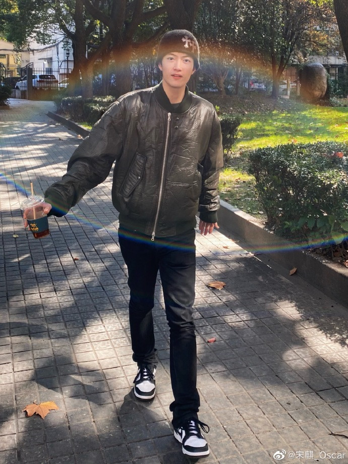 Vóc dáng và visual cân được mọi outfit của Tống Kỳ, kể cả đầu đinh cũng vẫn điển trai. Vóc dáng và visual cân được mọi outfit của Tống Kỳ, kể cả đầu đinh cũng vẫn điển trai.