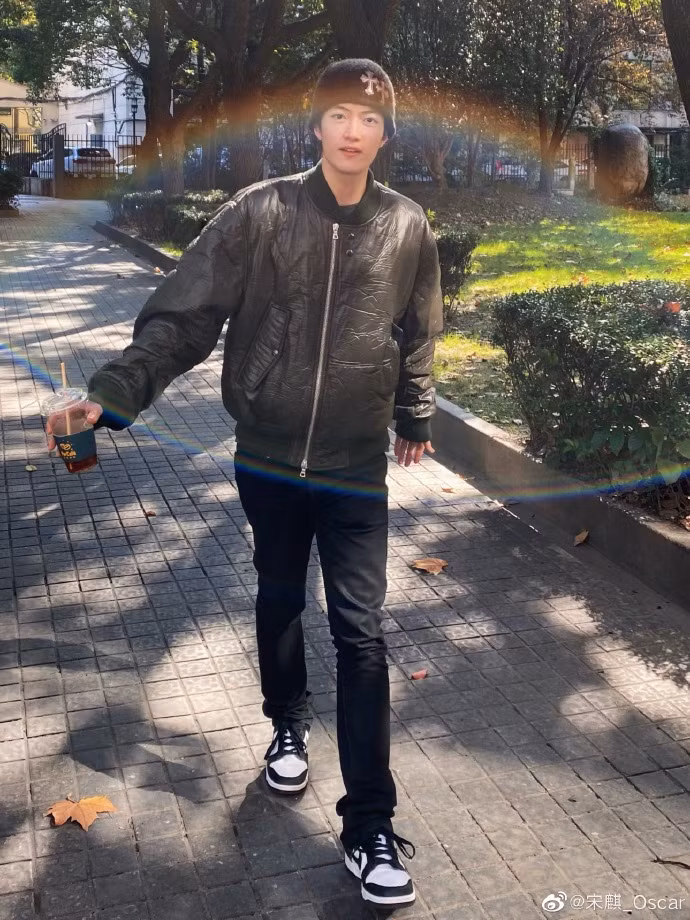 Vóc dáng và visual cân được mọi outfit của Tống Kỳ, kể cả đầu đinh cũng vẫn điển trai.