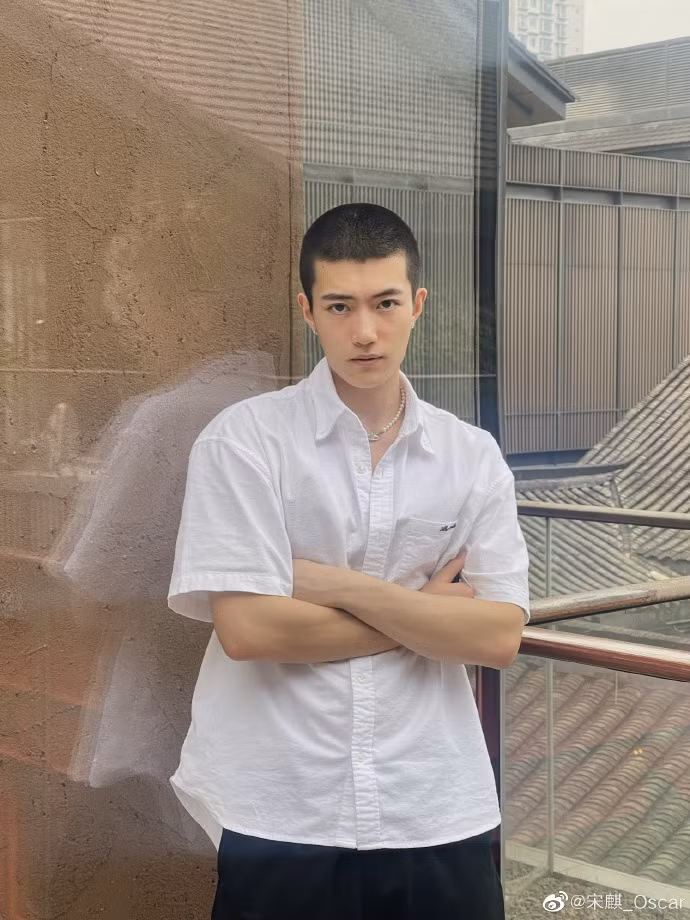 Vóc dáng và visual cân được mọi outfit của Tống Kỳ, kể cả đầu đinh cũng vẫn điển trai.