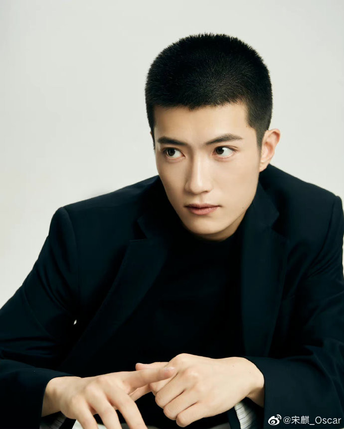 Tống Kỳ thường chia sẻ hình ảnh tại phòng tập. Tống Kỳ thường chia sẻ hình ảnh tại phòng tập.