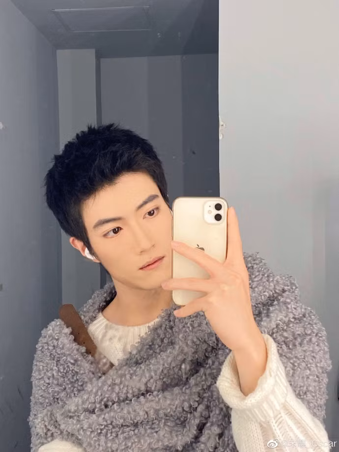 Vóc dáng và visual cân được mọi outfit của Tống Kỳ, kể cả đầu đinh cũng vẫn điển trai.