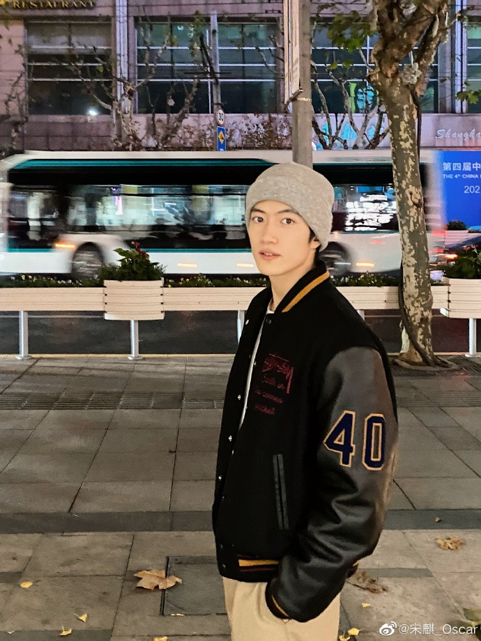 Vóc dáng và visual cân được mọi outfit của Tống Kỳ, kể cả đầu đinh cũng vẫn điển trai. Vóc dáng và visual cân được mọi outfit của Tống Kỳ, kể cả đầu đinh cũng vẫn điển trai.