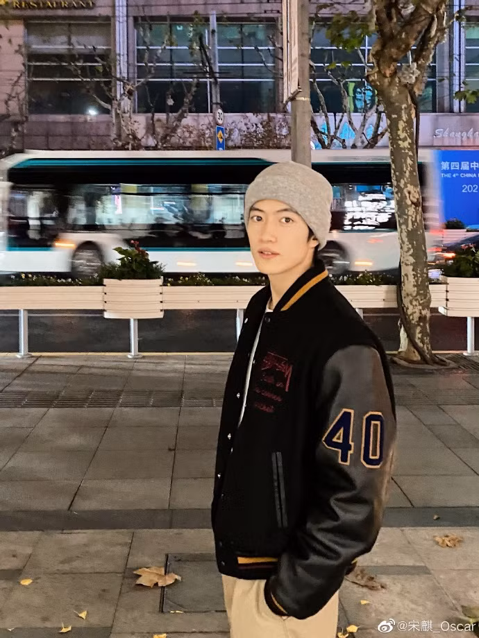 Vóc dáng và visual cân được mọi outfit của Tống Kỳ, kể cả đầu đinh cũng vẫn điển trai.