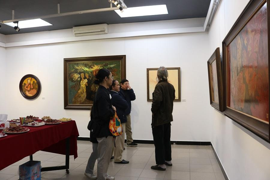 Người yêu hội họa tề tựu về buổi triển lãm. Người yêu hội họa tề tựu về buổi triển lãm.