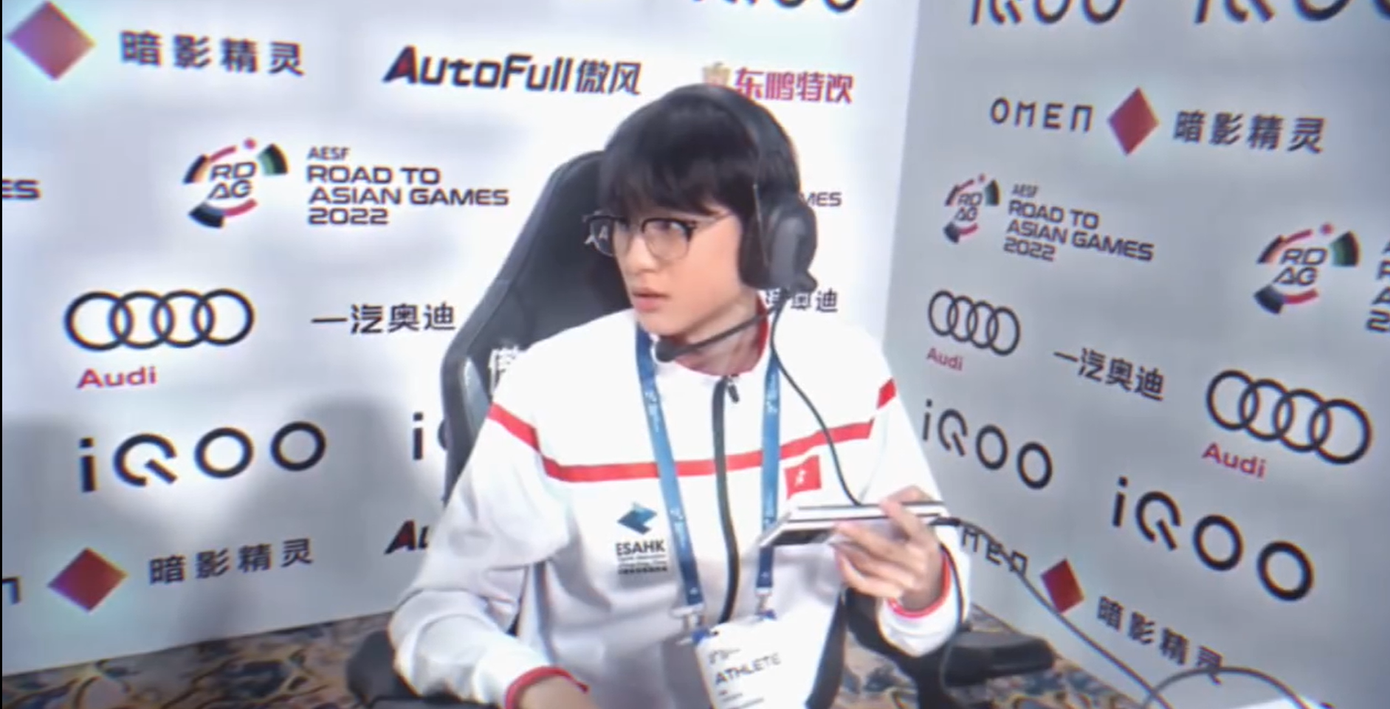 Soi kỹ ở những hình ảnh thi đấu của Lâm Siêu Vũ, người hâm mộ soi ra cậu bạn còn có đôi tay thon dài rất đẹp.