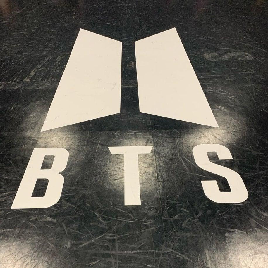 Hình ảnh sàn tập của BTS được người viết đăng tải. - Nguồn: allkpop Hình ảnh sàn tập của BTS được người viết đăng tải. - Nguồn: allkpop