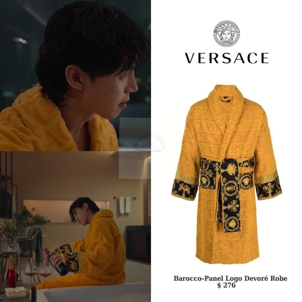 Khán giả cũng bất ngờ với loạt áo choàng tắm cũng không phải &quot;chọn đại&quot; mà thuộc thương hiệu cao cấp nước Ý - Versace. - Ảnh: Kdrama Fashion