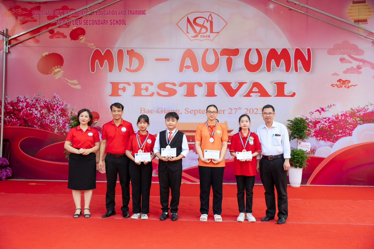 Thầy cô Ban giám hiệu nhà trường chụp hình lưu niệm cùng 4 bạn xuất sắc nhất trong cuộc thi. Thầy cô Ban giám hiệu nhà trường chụp hình lưu niệm cùng 4 bạn xuất sắc nhất trong cuộc thi.