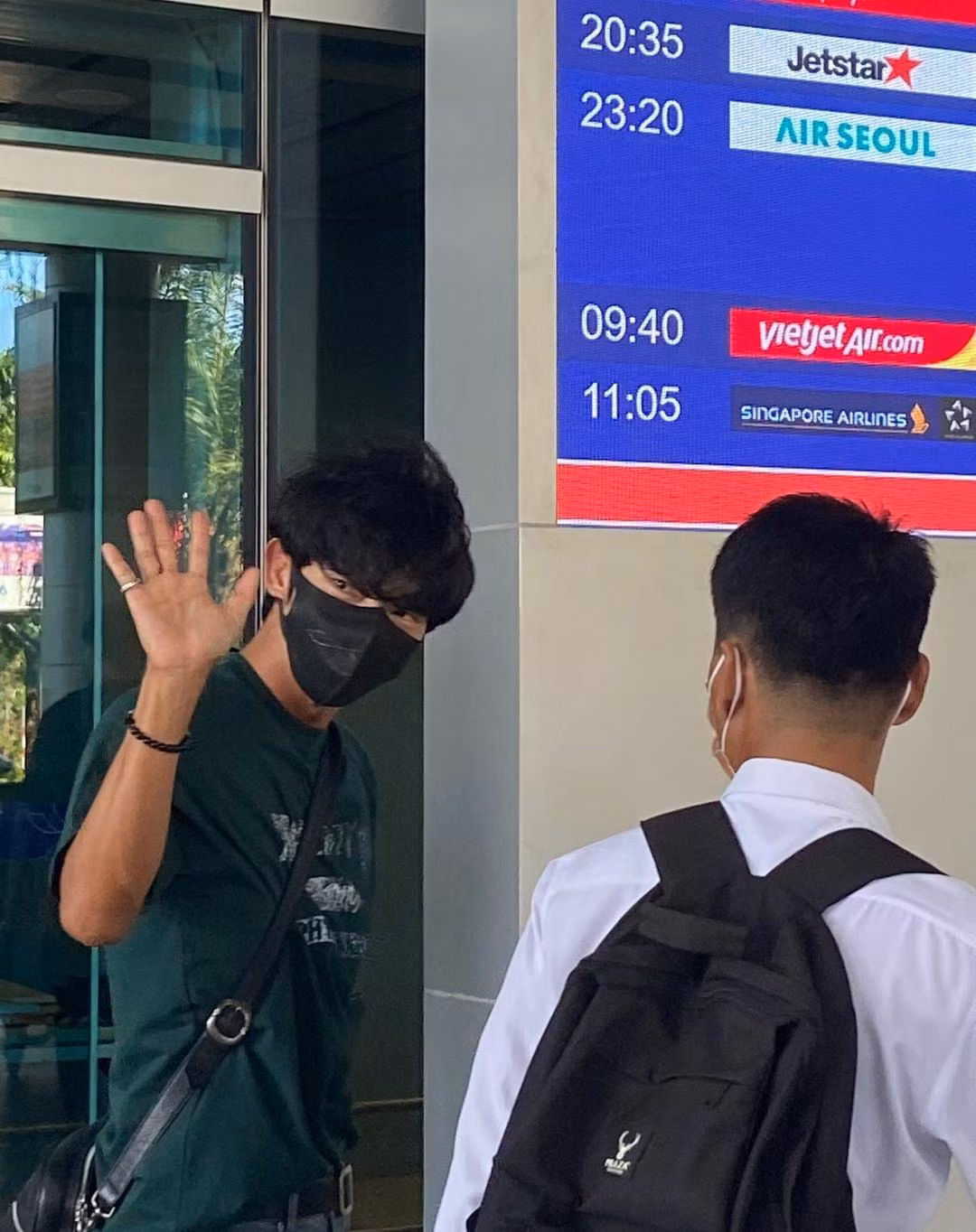 Nam diễn viên thân thiện vẫy tay chào người hâm mộ tại sân bay. - Ảnh: Lee Joon Gi Lovers Vietnam Fanpage