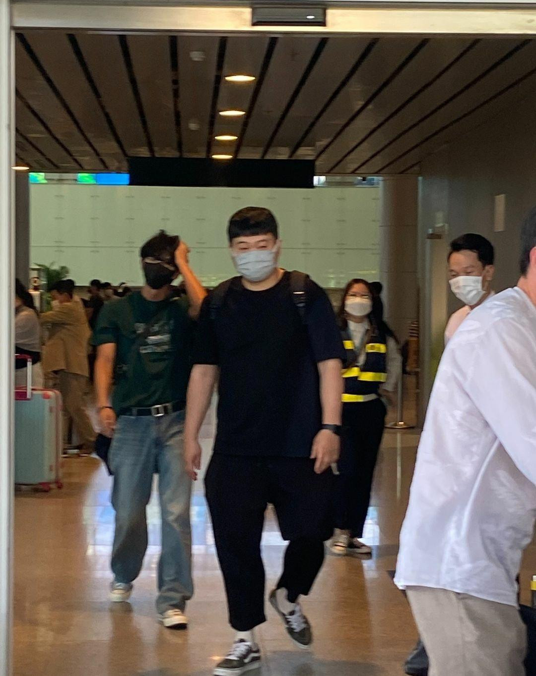 Nam diễn viên ăn mặc đơn giản. - Ảnh: Lee Joon Gi Lovers Vietnam Fanpage Nam diễn viên ăn mặc đơn giản. - Ảnh: Lee Joon Gi Lovers Vietnam Fanpage