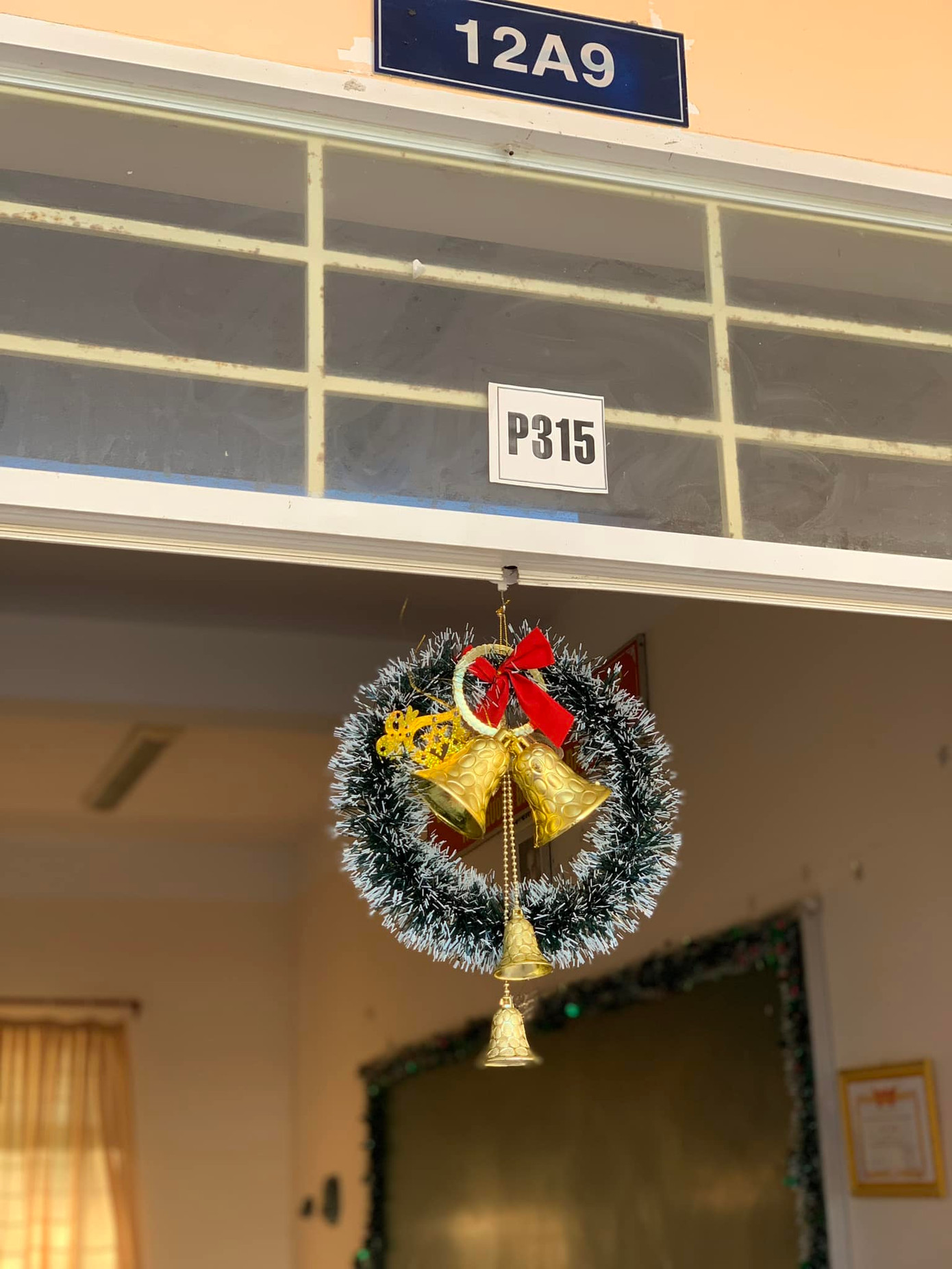 Vòng trang trí kết bằng dây kim tuyến, tiết kiệm chi phí nhưng trông vẫn "cực nghệ". - Ảnh: Hoang Thach