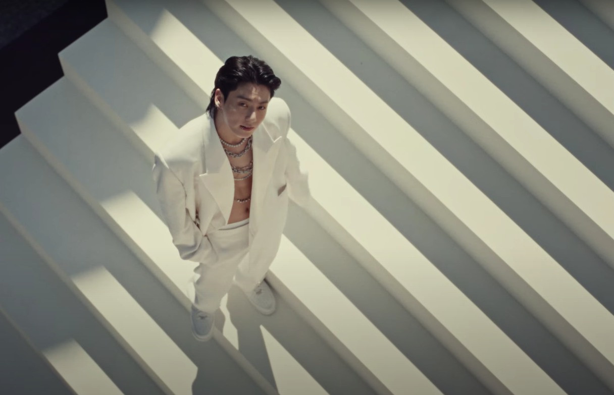 Trang phục khoe trọn cơ bụng của Jung Kook khiến người hâm mộ "thổn thức". Trang phục khoe trọn cơ bụng của Jung Kook khiến người hâm mộ "thổn thức".