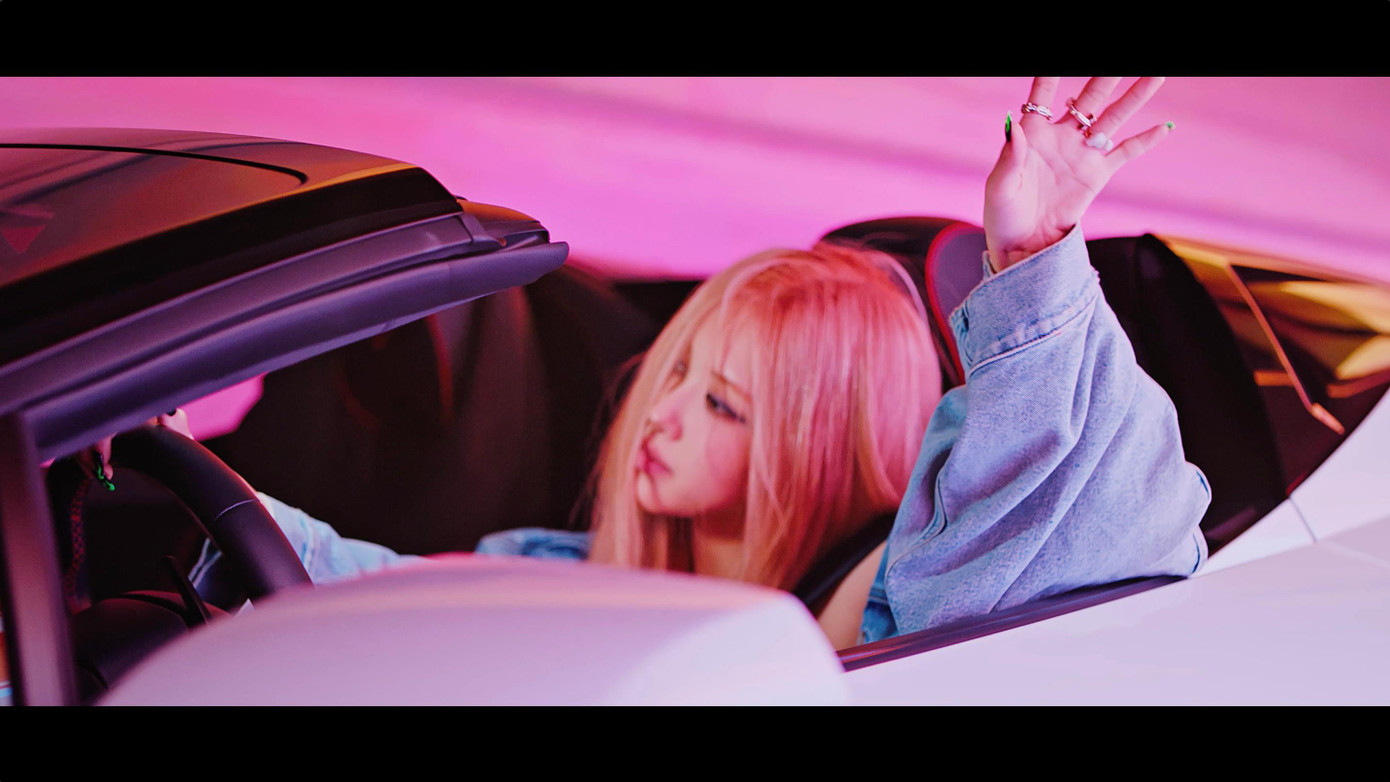 Rosé tiếp tục là người lái siêu xe. Rosé tiếp tục là người lái siêu xe.