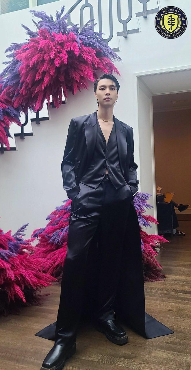 Cư dân mạng cho rằng trang phục của Johnny vừa đủ gây ấn tượng, "không đi xa quá" với chủ đề hay dresscode được đưa ra. Cư dân mạng cho rằng trang phục của Johnny vừa đủ gây ấn tượng, "không đi xa quá" với chủ đề hay dresscode được đưa ra.