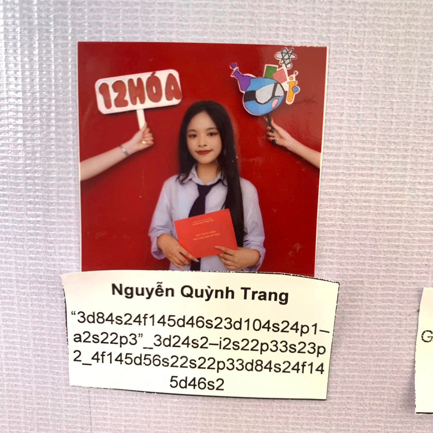 Chiếc caption thách thức người đọc với dãy kí tự như xếp ngẫu nhiên. Nhưng thực ra đây là cấu hình electron của các nguyên tử được ghép lại. Hội mê Hóa học chắc sẽ dễ dàng giải ra, nhưng để hiểu được thì hãy đọc ngược lại nhé! - Ảnh: Reminiscence of 2005: Still Life