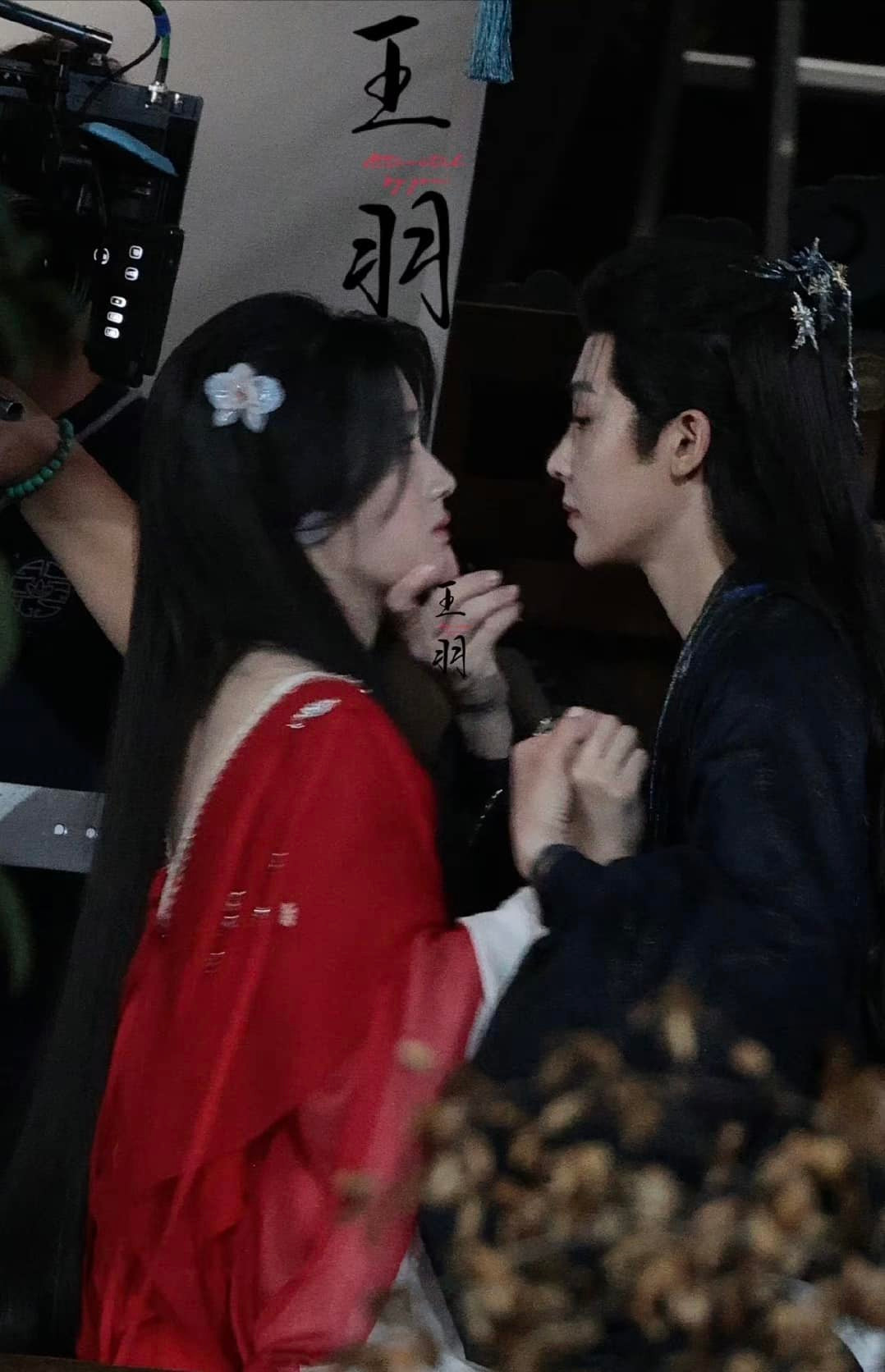 Hậu trường &quot;quá mê người&quot; khiến fan &quot;gào thét&quot; muốn phim vừa quay vừa chiếu, dù biết chắc chắn không thể.