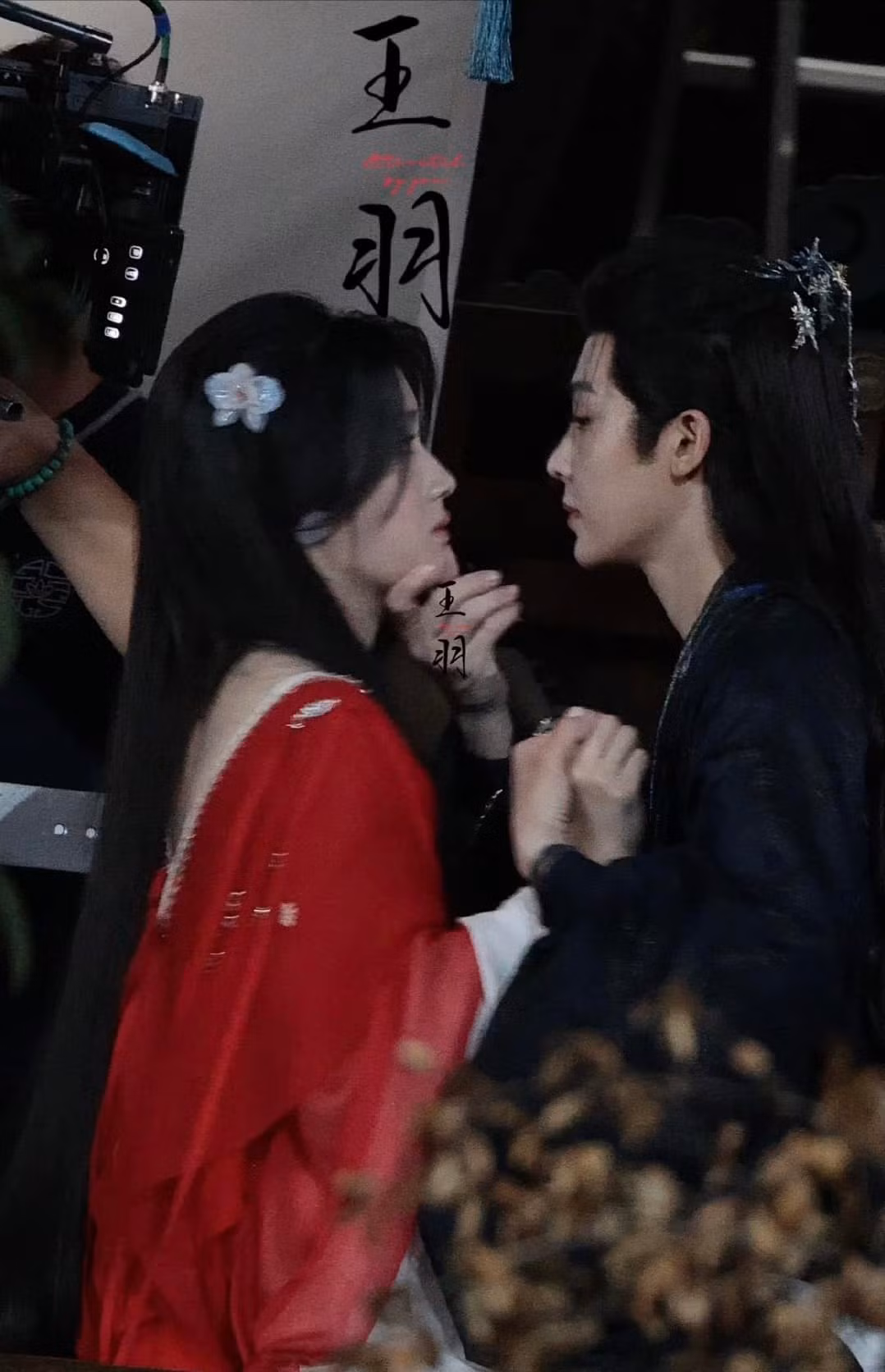 Hậu trường "quá mê người" khiến fan "gào thét" muốn phim vừa quay vừa chiếu, dù biết chắc chắn không thể. Hậu trường "quá mê người" khiến fan "gào thét" muốn phim vừa quay vừa chiếu, dù biết chắc chắn không thể.