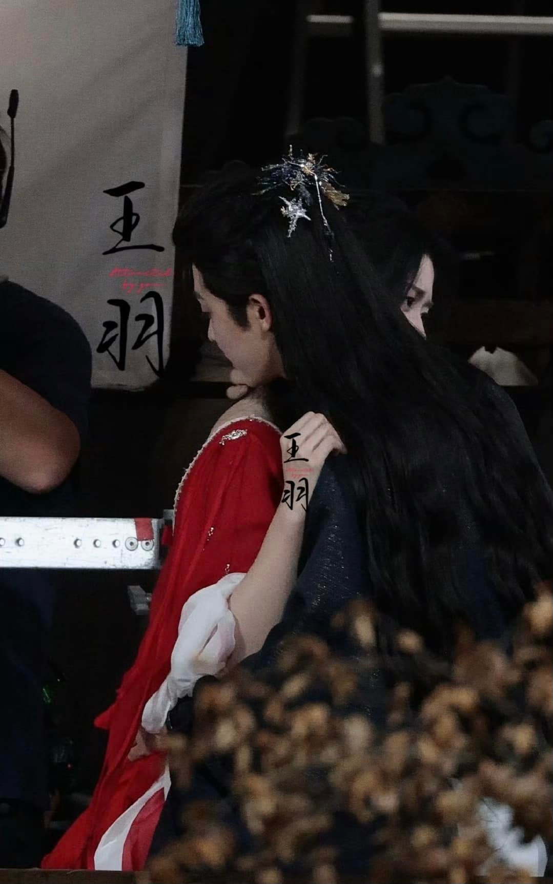 Hậu trường &quot;quá mê người&quot; khiến fan &quot;gào thét&quot; muốn phim vừa quay vừa chiếu, dù biết chắc chắn không thể.