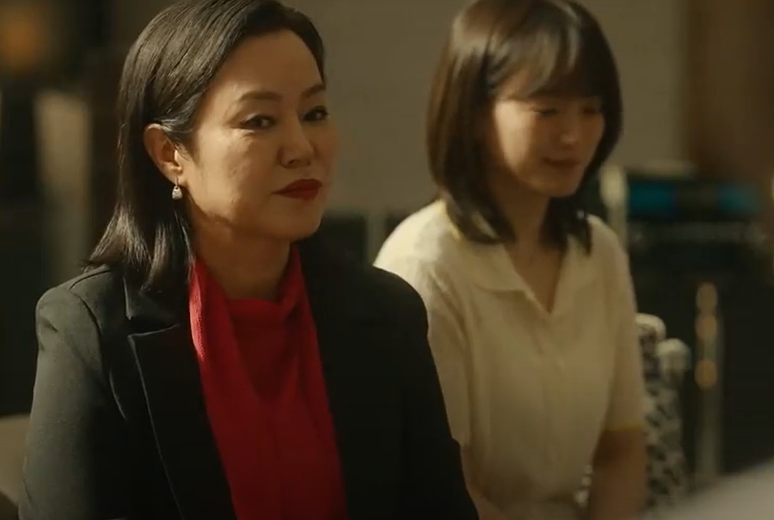 Để ngăn cản nhà họ Bok đào quá sâu quá khứ, mẹ nuôi của Da Hae đã tới tìm họ để "chặn đầu" và tạo dựng niềm tin.