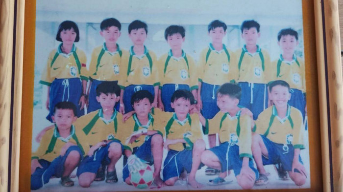 Huỳnh Như (trên cùng, bên trái) là cầu thủ nữ duy nhất trong &quot;đội bóng nhí&quot; tại quê nhà.