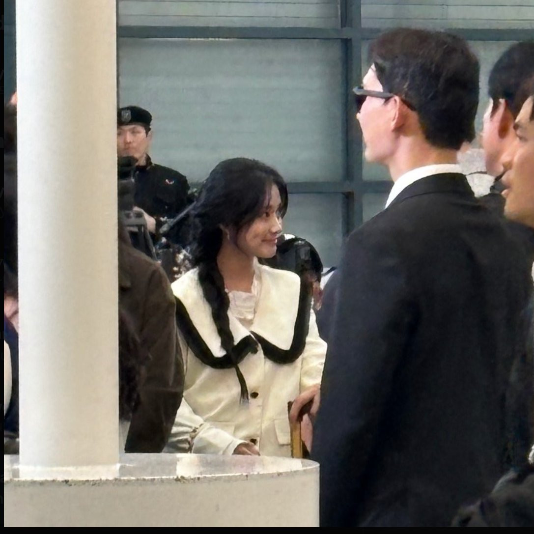 Tạo hình khác của Kim Hye Yoon và Lomon trong ảnh được người qua đường chụp lại khi ghi hình. Tạo hình khác của Kim Hye Yoon và Lomon trong ảnh được người qua đường chụp lại khi ghi hình.