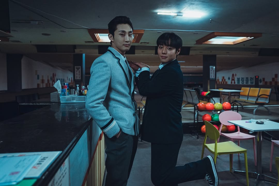 Jihoon tươi rói và "ỏn ẻn" ở hậu trường Weak Hero Class 2, bên cạnh Bae Na Ra. Jihoon tươi rói và "ỏn ẻn" ở hậu trường Weak Hero Class 2, bên cạnh Bae Na Ra.