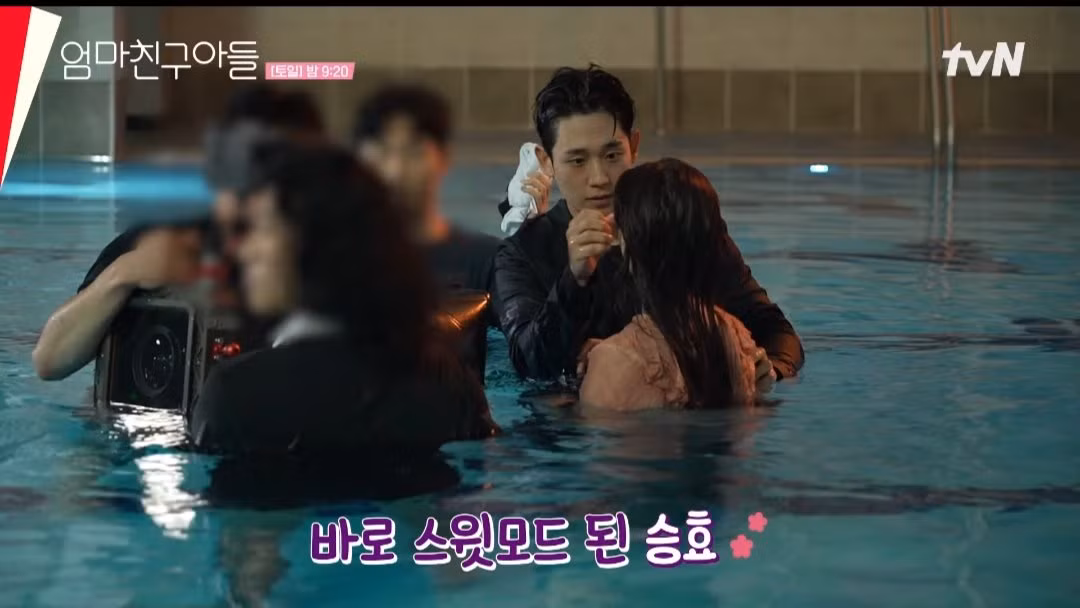 "Anh thợ" chỉnh tóc cho Jung So Min ngoài hair stylist còn có Jung Hae In. "Anh thợ" chỉnh tóc cho Jung So Min ngoài hair stylist còn có Jung Hae In.