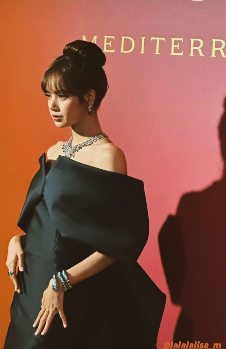 Bức ảnh khiến người hâm mộ &quot;đòi phong thần&quot; trên thảm đỏ cho Lisa.