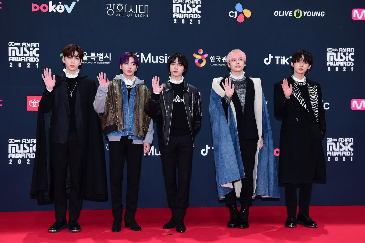 Nếu các idol, diễn viên nam đa phần đều lựa chọn vest đen khi xuất hiện tại thảm đỏ, thì TXT khác biệt với outfit được phối ấn tượng cùng áo khoác dài, vừa đảm bảo độ lịch lãm nhưng cũng không kém phần phá cách. Nếu các idol, diễn viên nam đa phần đều lựa chọn vest đen khi xuất hiện tại thảm đỏ, thì TXT khác biệt với outfit được phối ấn tượng cùng áo khoác dài, vừa đảm bảo độ lịch lãm nhưng cũng không kém phần phá cách.