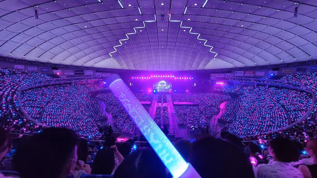 Biển aurora mãn nhãn trong đêm đầu tiên biểu diễn tại Tokyo Dome của aespa.