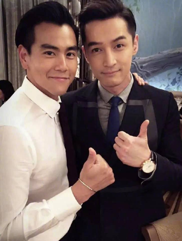 Bành Vu Yến (trái) và Hồ Ca (phải) dần trở nên thân thiết sau nhiều lần hợp tác, là một &quot;cặp bài trùng&quot; trong nhiều phương diện, từ diễn xuất đến tấu hề.