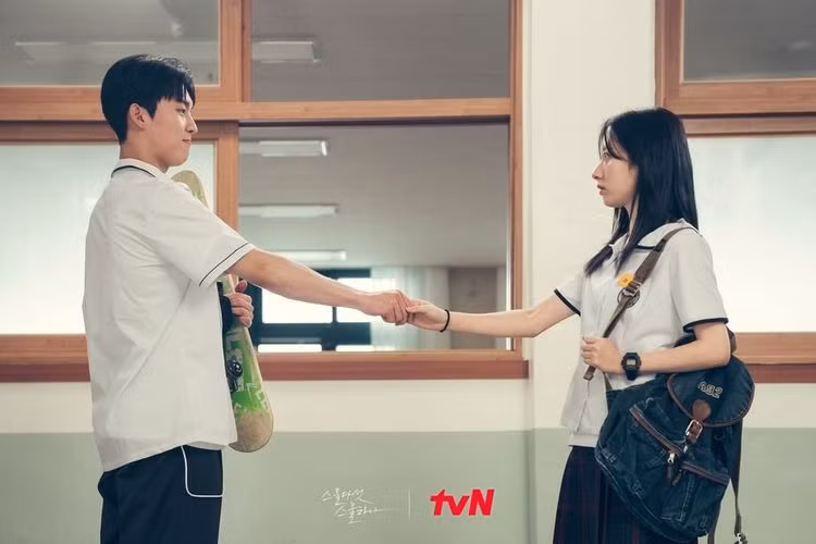 Cặp đôi Ji Woong - Yu Rim được yêu mến nhờ chuyện tình tuổi teen trong sáng, đáng yêu.