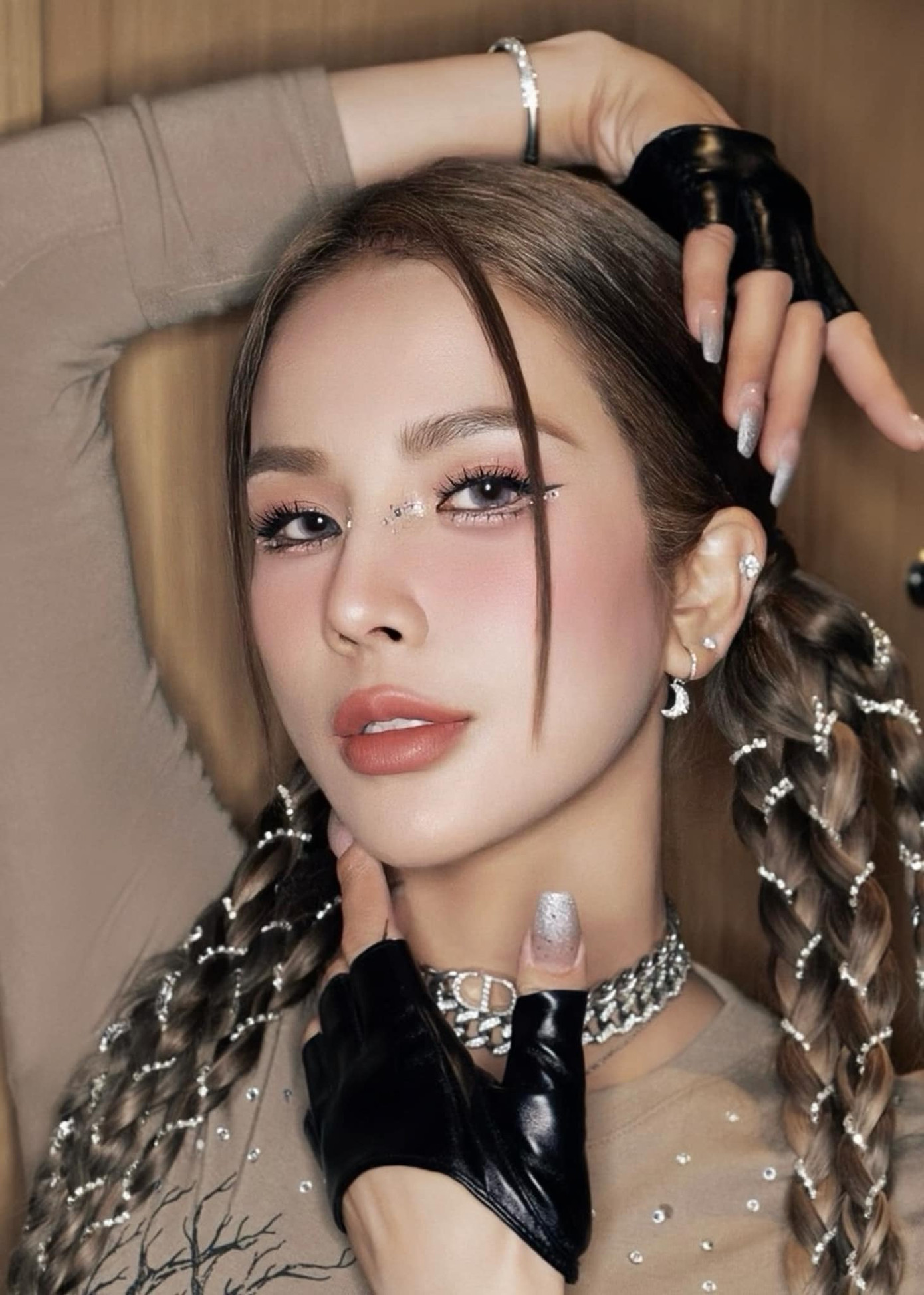 Fan đang chuẩn bị tinh thần để bỏ vào bộ sưu tập "thôn" (quê) của Diệp Lâm Anh một khoảnh khắc nữa. Fan đang chuẩn bị tinh thần để bỏ vào bộ sưu tập "thôn" (quê) của Diệp Lâm Anh một khoảnh khắc nữa.