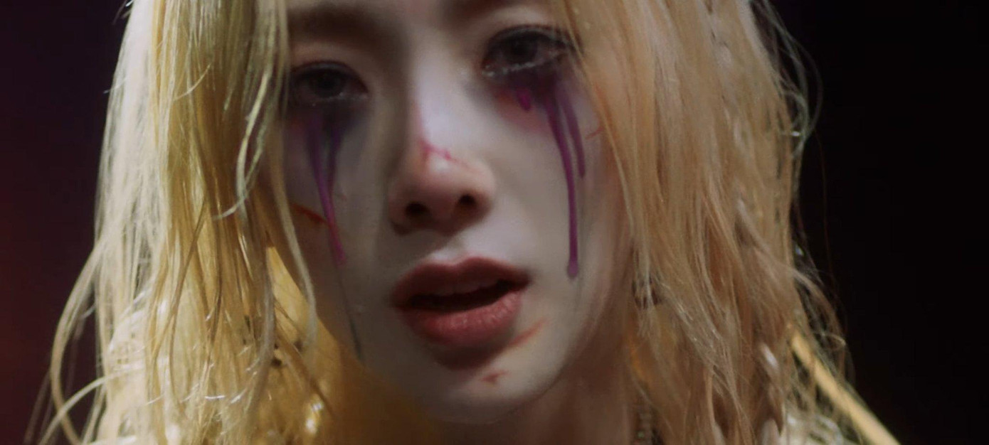 Hình ảnh nữ ca sĩ khóc nhòe đi lớp trang điểm là một trong những cảnh quay gây ấn tượng mạnh với khán giả. Hình ảnh nữ ca sĩ khóc nhòe đi lớp trang điểm là một trong những cảnh quay gây ấn tượng mạnh với khán giả.