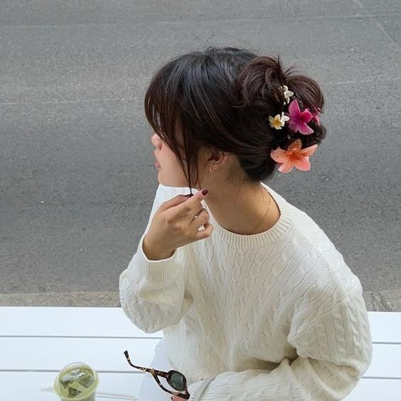 Các món phụ kiện kẹp hoa sứ, vỏ sò đang thịnh hành sẽ là lựa chọn thích hợp khi bạn lựa chọn kiểu tóc búi này. Các món phụ kiện kẹp hoa sứ, vỏ sò đang thịnh hành sẽ là lựa chọn thích hợp khi bạn lựa chọn kiểu tóc búi này.