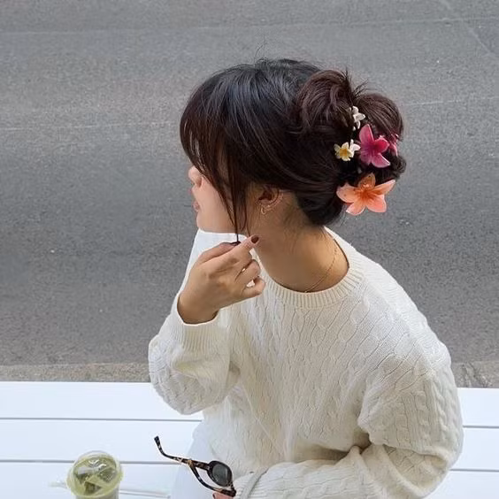 Các món phụ kiện kẹp hoa sứ, vỏ sò đang thịnh hành sẽ là lựa chọn thích hợp khi bạn lựa chọn kiểu tóc búi này.