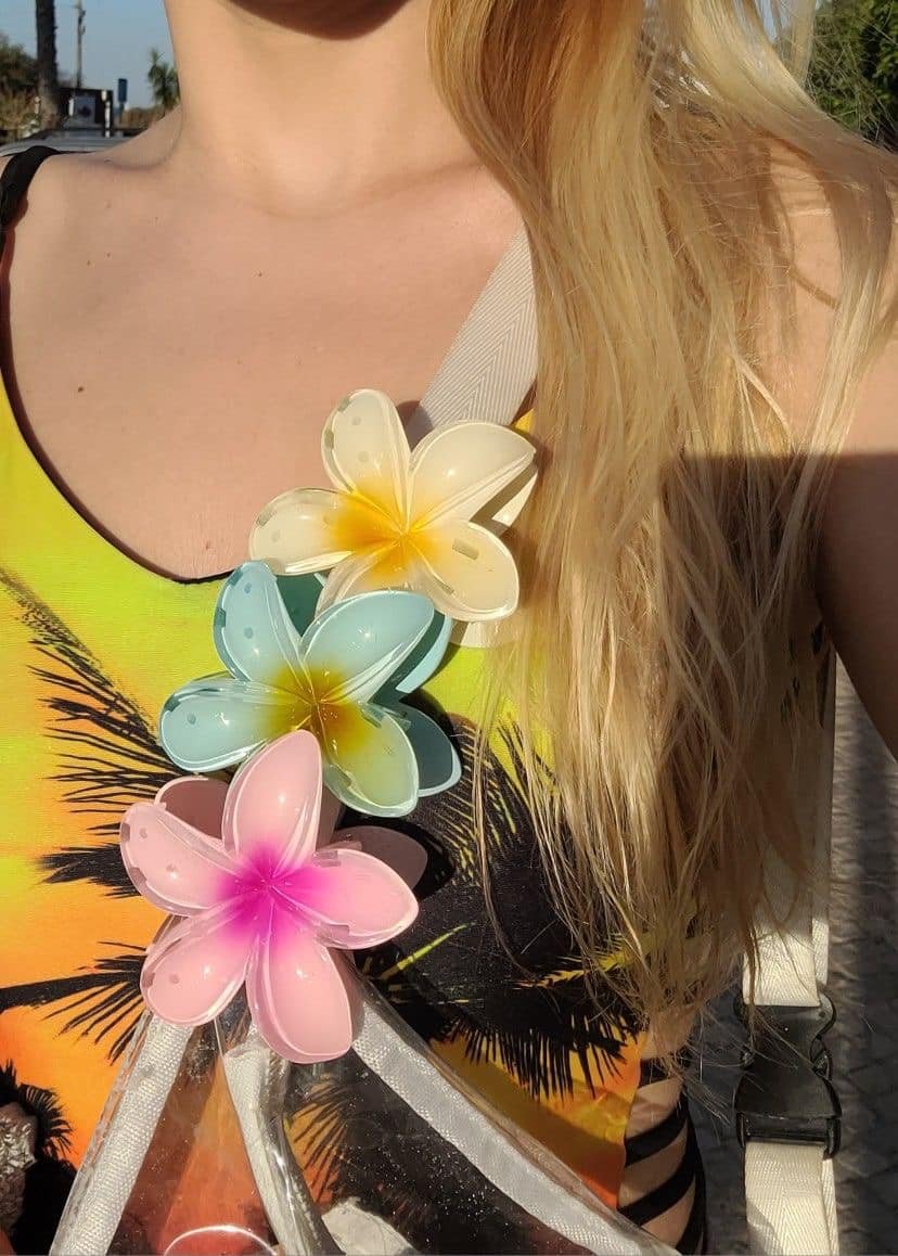 Không cài tóc, bạn cũng có thể kẹp chúng vào túi xách hay quần áo để "tạo nét".