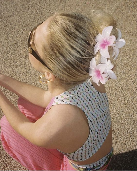 Các món phụ kiện kẹp hoa sứ, vỏ sò đang thịnh hành sẽ là lựa chọn thích hợp khi bạn lựa chọn kiểu tóc búi này. Các món phụ kiện kẹp hoa sứ, vỏ sò đang thịnh hành sẽ là lựa chọn thích hợp khi bạn lựa chọn kiểu tóc búi này.