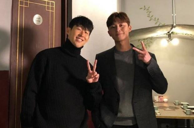 Park Seo Joon được cho là đến để cổ vũ cho người bạn thân lâu năm - cầu thủ đắt giá nhất xứ Hàn - Son Heung Min. Park Seo Joon được cho là đến để cổ vũ cho người bạn thân lâu năm - cầu thủ đắt giá nhất xứ Hàn - Son Heung Min.