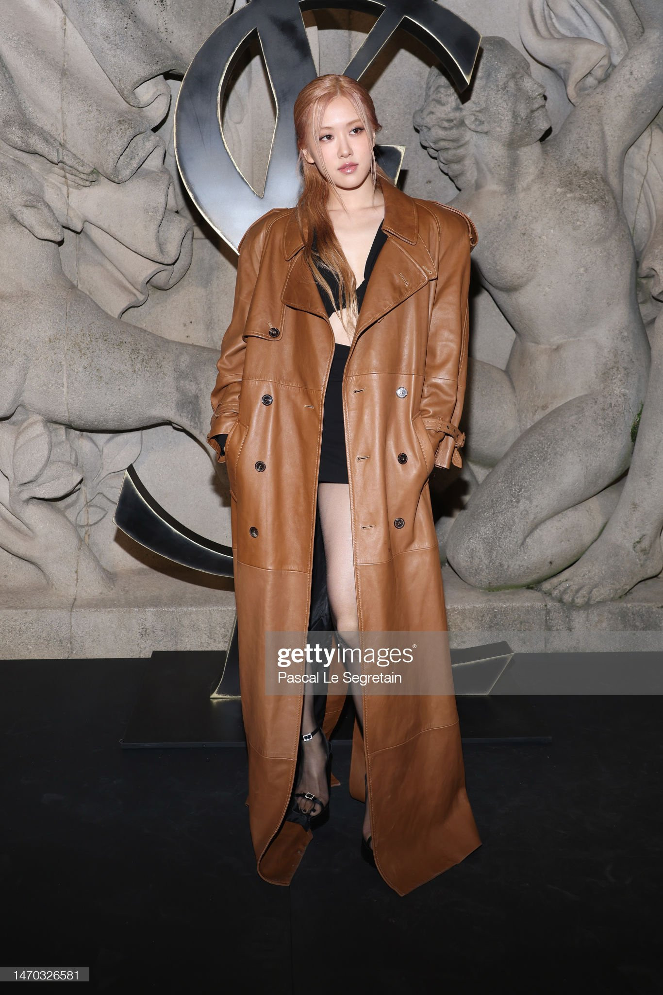 Set đồ nhìn đơn giản nhưng kén dáng và khó mặc này được Rosé &quot;cân đẹp&quot;.